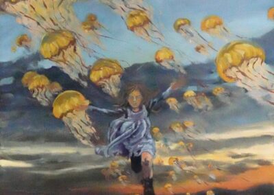 Surreales Gemälde einer jungen Frau, die entschlossen inmitten eines Schwarms fliegender, leuchtend gelber Quallen durch eine düstere Landschaft läuft. Die Quallen schweben wie Fallschirme am Himmel, der in dramatischen Blau-, Grau- und Orangetönen gehalten ist. Die Szene wirkt dynamisch, kraftvoll und traumartig – als würde die Figur vor etwas fliehen oder in eine andere Dimension aufbrechen. Ein Spiel zwischen Bedrohung und Aufbruch.