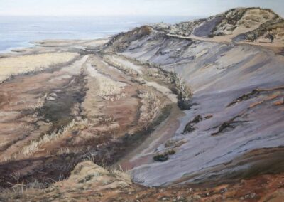 Gemälde einer Küstenlandschaft mit Dünen und einem sandigen Pfad – Das realistisch gemalte Bild zeigt eine naturbelassene Küstenlandschaft mit einer Mischung aus sandigen und grasbewachsenen Flächen. Ein geschwungener Weg führt durch die Dünen bis zum Meer im Hintergrund. Die Farbpalette besteht aus erdigen Brauntönen, Grau- und Blautönen, die die ruhige Atmosphäre der Szenerie einfangen. Zwei kleine Figuren sind in der Ferne auf dem Weg zu sehen, was die Weite der Landschaft betont.