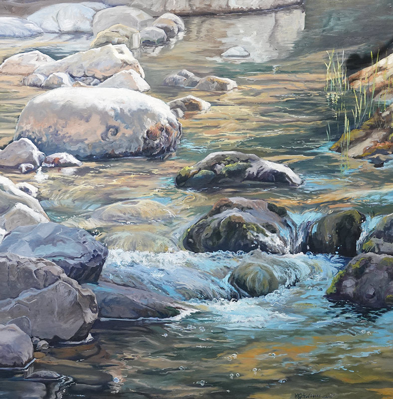 wasserlauf Realistisch gemaltes Bild eines flachen Gebirgsbachs mit klar fließendem Wasser, das sich zwischen großen und kleinen, teils moosbedeckten Steinen hindurchschlängelt. Sonnenlicht spiegelt sich auf der Wasseroberfläche und erzeugt warme, goldene und grünliche Farbtöne. Einige Gräser wachsen am Ufer. Die Szene vermittelt Ruhe und Naturverbundenheit.