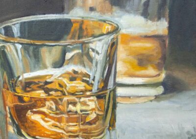 Realistisch gemaltes Stillleben zweier Whiskeygläser, eines im Vordergrund mit Eiswürfeln und bernsteinfarbenem Whiskey, das andere leicht verschwommen im Hintergrund. Das Licht bricht sich facettenreich im Glas und auf der Tischoberfläche, wodurch eine warme, einladende Atmosphäre entsteht.